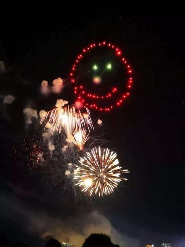 大年初一易门上空这场烟火表演,简直美哭了!_烟花