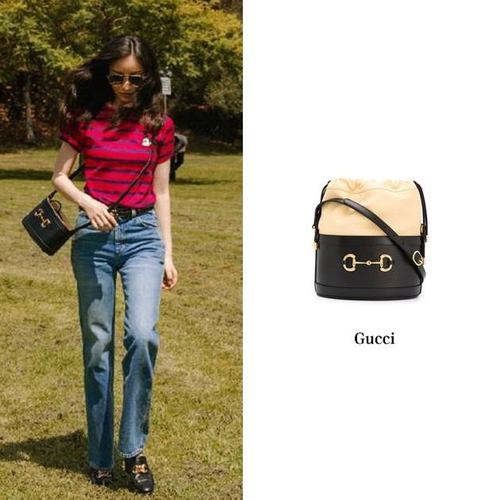 倪妮就选择了更加学院风的西装来搭配,更好的衬出了包包的复古