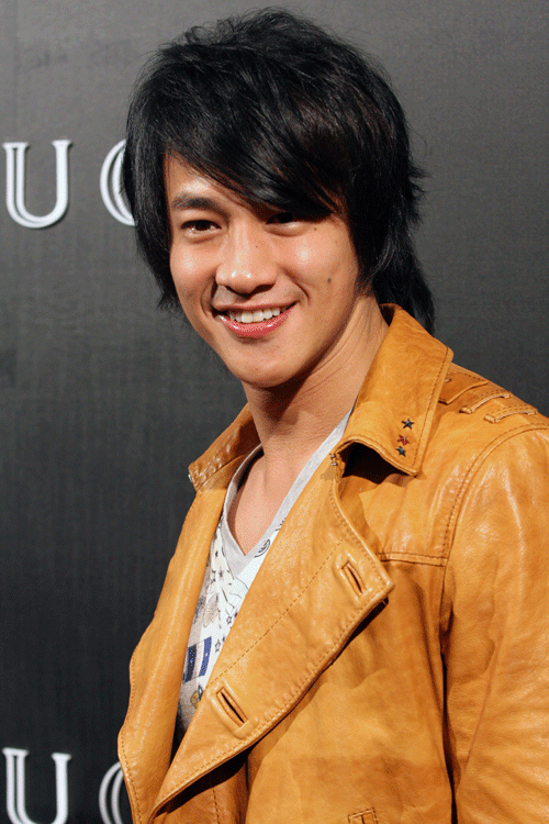 何润东——失恋的感觉就像吃完的炸鸡腿  何润东:爱情是个炸鸡腿,很