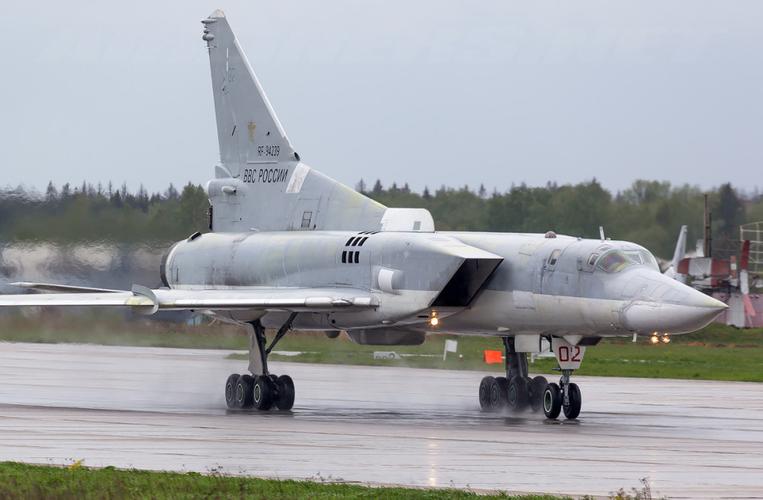 1架图-214sus电子战飞机(图中展示1架)