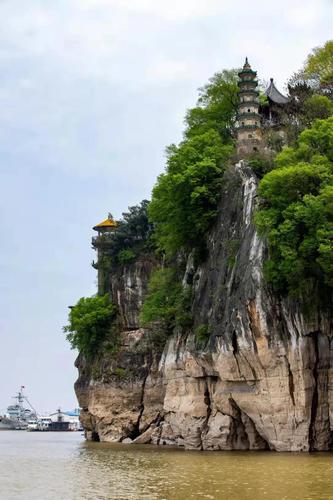 谷雨时节,江西湖口石钟山风景区,漫山新绿,满目生机