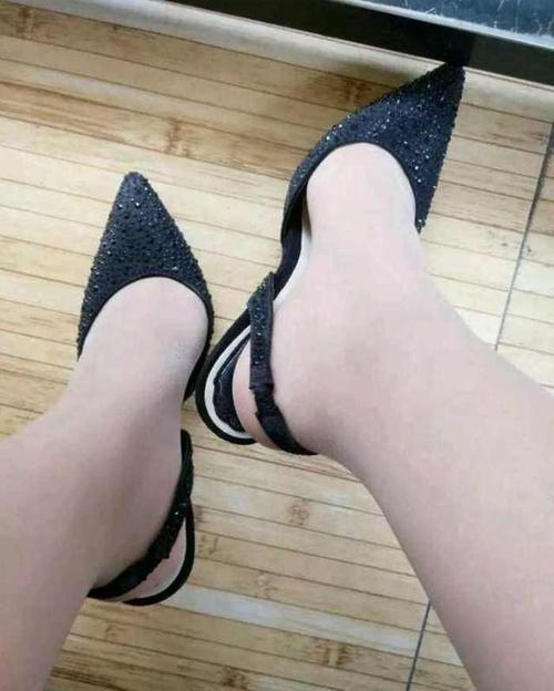一双靓丽的尖头高跟鞋,配上薄丝袜秀出女人柔和之美!
