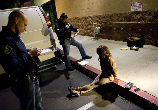 钓鱼式扫黄美国警察老是做完保健再实施抓捕