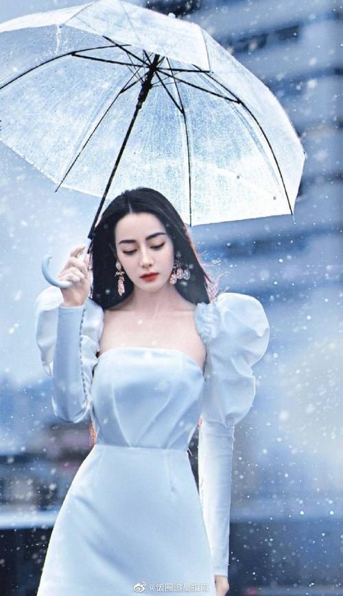 迪丽热巴雨中天台撑伞照#美女又一出圈神图.