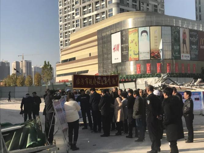 临汾五洲国际广场北侧 "建筑" 被拆除,星巴克门前一片