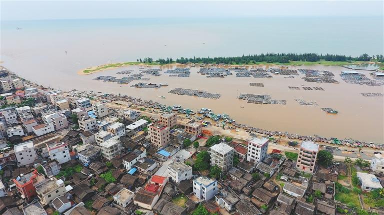 航拍澄迈县老城镇东水港.从图片上可以看到,东水港岸线蚀退现象严重.