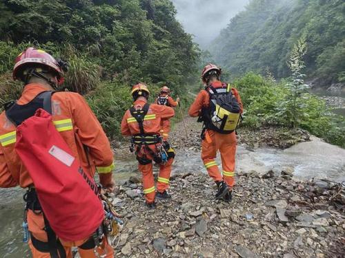 67名驴友因暴雨被困山区生死救援跨越14小时