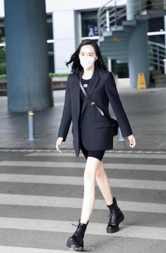 组图:"乘风破浪的姐姐"王智现身机场 超短裤露女团腿
