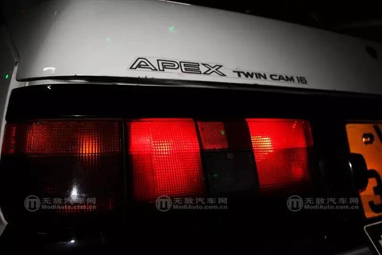 >正文 图:车头标志性的跳灯和车尾的标示清楚的告诉了别人:这台ae86正