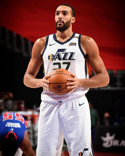 专注防守戈贝尔晒赛场照庆祝比赛胜利