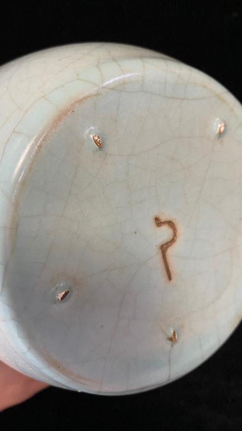 太开门了,胎釉下出现大面积钙化…这一件瓷器我给藏友们介绍一下:胎釉