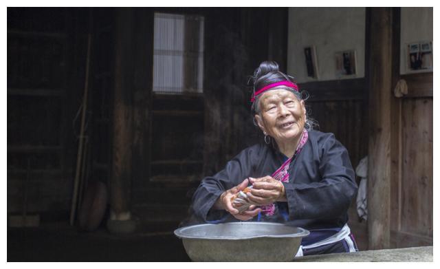 故事:接生婆救难产,主家只给一个鸡蛋,不是抠门是报恩