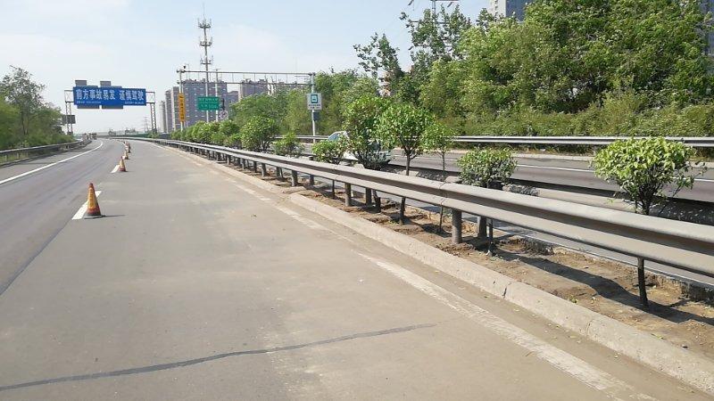 中央分隔带清土平整
