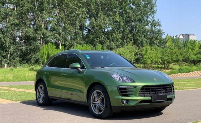 这配色一看就值到不一般,不得不让人联想到诸如奥迪rs4,兰博基尼urus