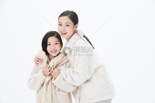 一对母女依偎在一起