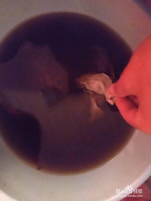 用艾叶水给新生宝宝洗澡擦澡
