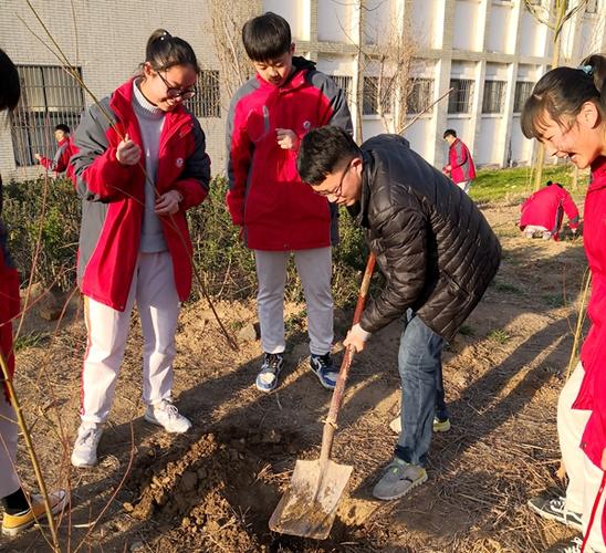 亳州十八中开展植树节种树活动绿化校园