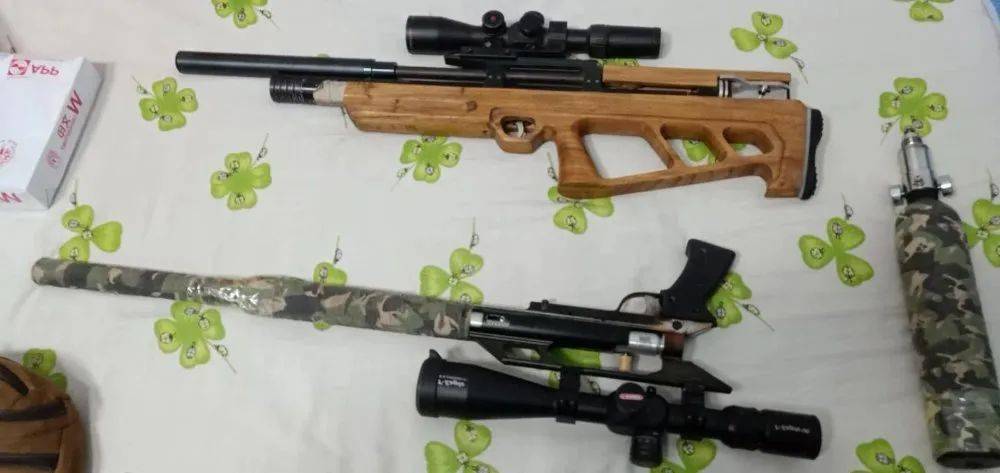 捕猎背后的复杂心态警方审讯发现,涉案的多名犯罪嫌疑人全部家庭经济