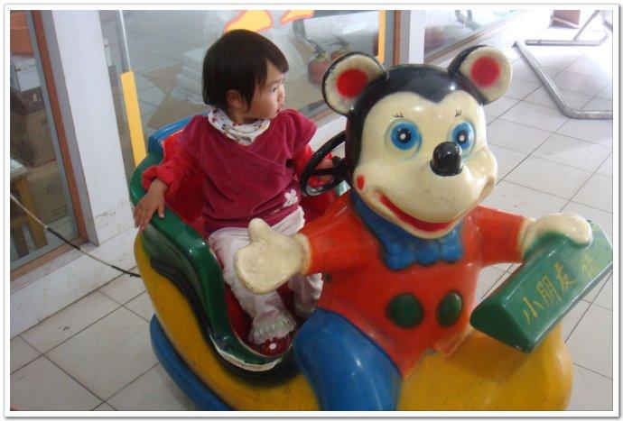 从荆江亭回来,在门口超市坐了米老鼠的摇摇车.