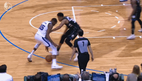 这球怎么防?杜兰特对字母哥的极限拜佛!