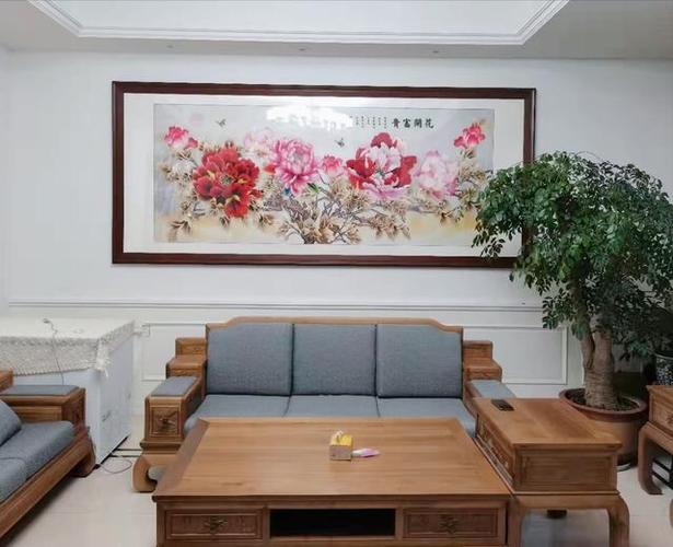 客厅沙发背景墙后面挂什么画听完卖画老板的答案必须要给满分