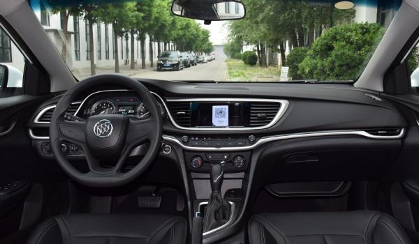 英朗的内饰采用了家族式的设计风格,纯黑色的色调设计显得十分沉稳