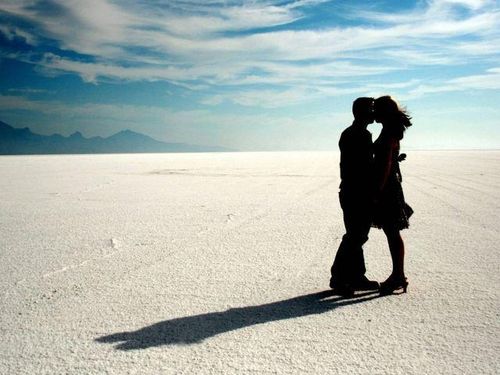 情侣背后拥抱背影