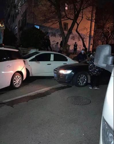 晚上九点多,青岛这条路上,一司机连撞七八辆车后,弃车