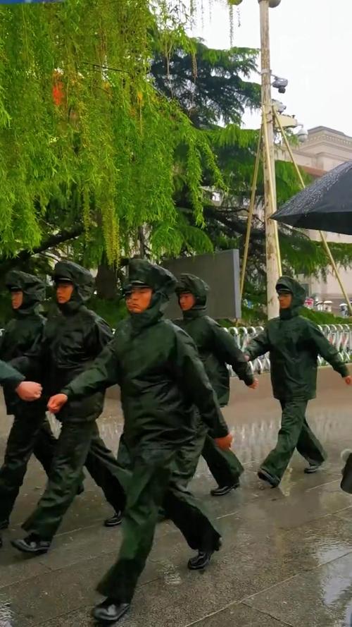 下雨天的军人队列