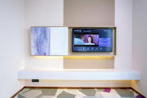 丽枫酒店(南昌国体中心地铁站店)的电视和/或娱乐中心