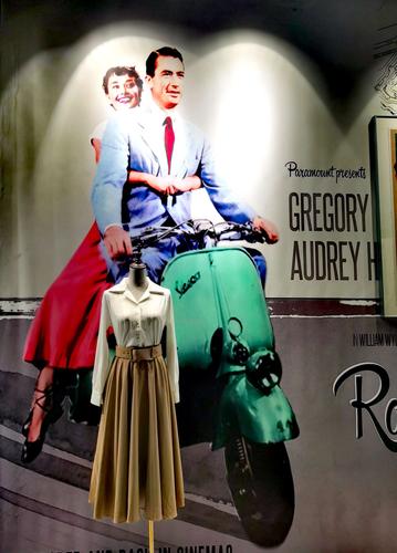 奥黛丽赫本在《罗马假日》坐过的摩托车,和她本人的塑像.
