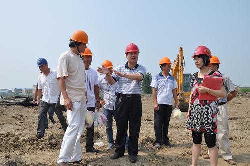 检查组在千亩荡饮用水源保护工程施工现场安全检查