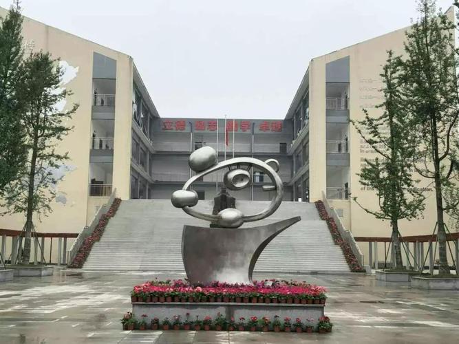 雅安校区(雅安市成实外高级中学)是由雅安市雨城区人民政府全资修建