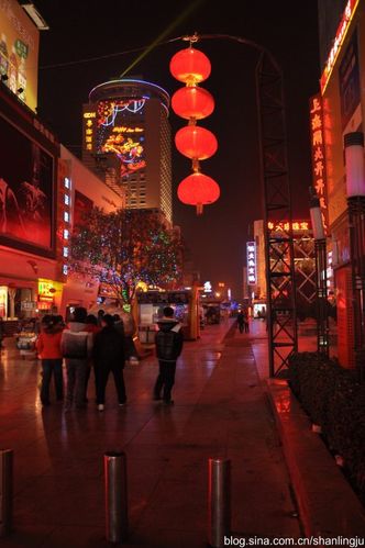 步行街夜晚有些节日的气氛