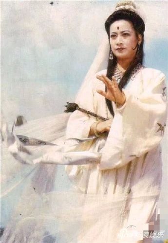 组图:75岁"观音"左大玢罕见露面当评委 双手合十笑意盈盈状态好