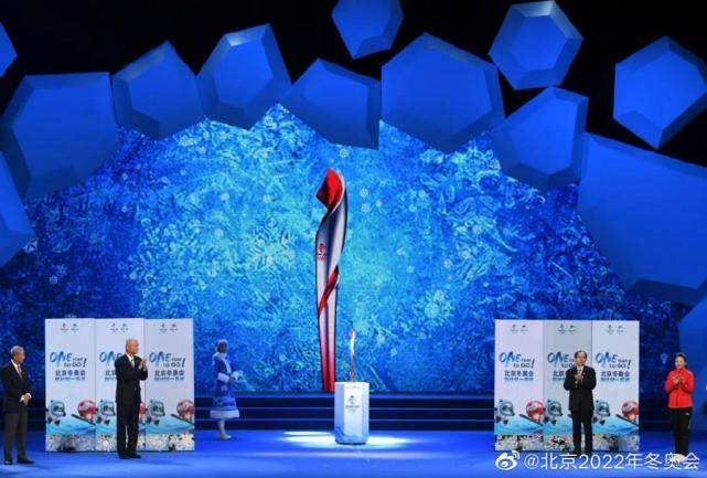 祥云传达吉祥的寓意,是2008年北京奥运会的延续,雪花表现冬奥会特征