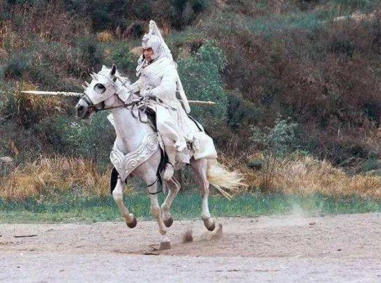 白马骑士有着很强的视觉震慑效果 而幽州处在胡汉交界的边境地带