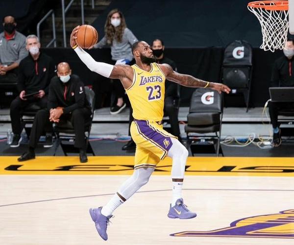 三分球10中1太离谱安东尼6记三分救湖人詹姆斯战旧主砍下268