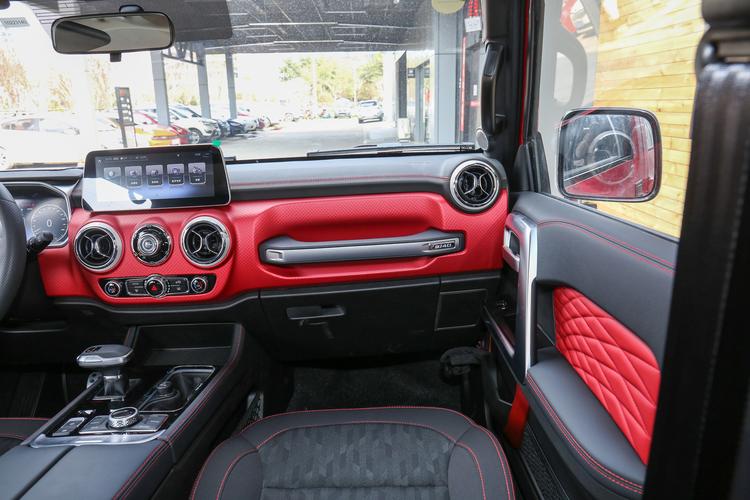 体验北京bj40:外观硬派,内饰科技,动力配置丰富