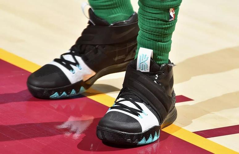 rose 8  正赛时上脚的是kyrie 3 pe shamrock  选择上脚的是hyperdunk