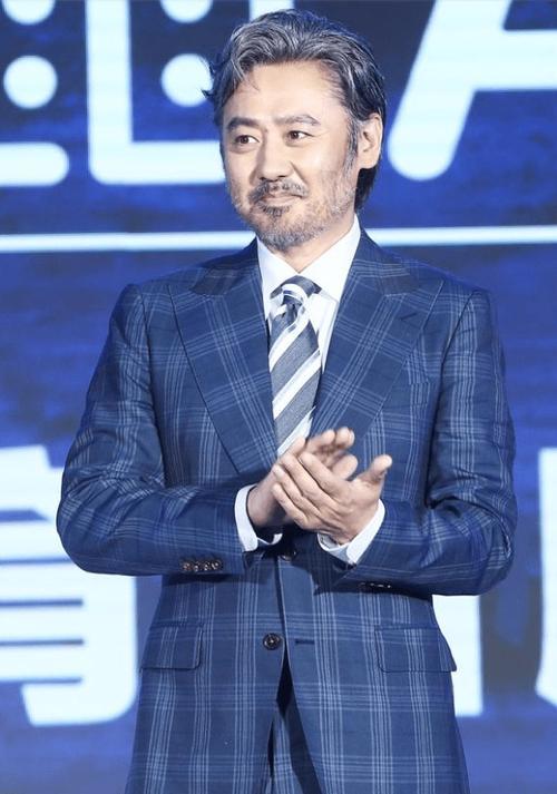 吴秀波近况曝光,疑似被妻子扫地出门