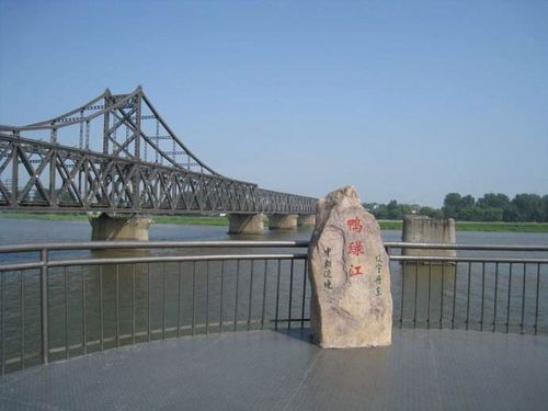 鸭绿江发源于吉林省长白山南麓,上游旧称建川沟,流向在源头阶段先