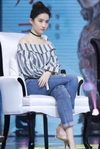 女星坐姿王丽坤仙气唐嫣高贵刘亦菲学不来最后一位求放过