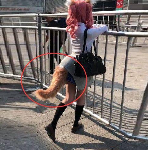 女孩背后的一条"狐狸尾巴",真相让人不冷静