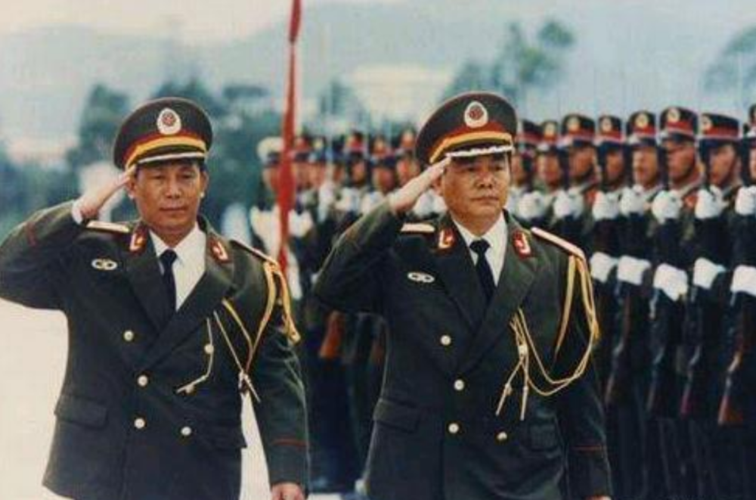 从此这套军装开始了长达10