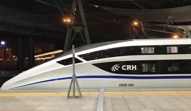 ▽crh2e纵向卧铺动车组近年来,我国投入运营的新车型中,除了最受关注