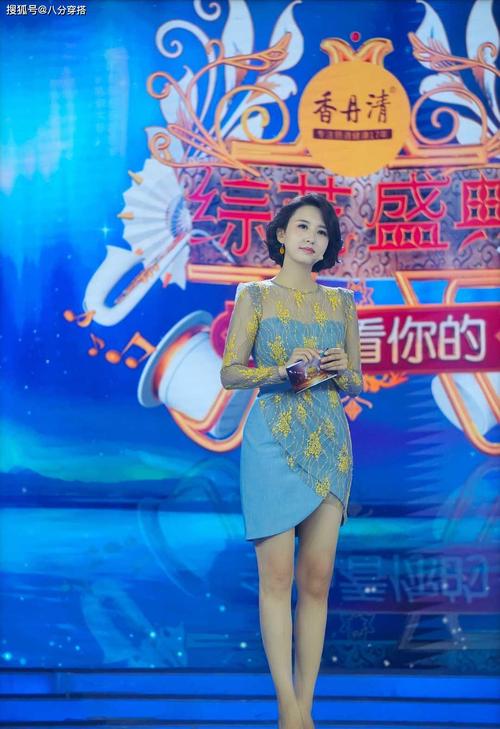 张蕾美得低调又有内涵!蓝色短袖搭配可阔腿裤优雅大气