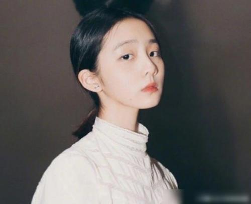 黄多多近照曝光让人酸,剪短发五官秀气,"小蛮腰"更是让人羡慕