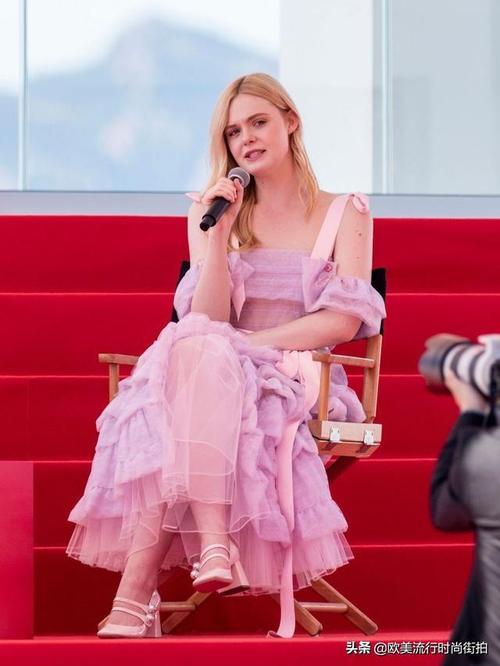 艾丽·范宁 (elle fanning)穿着粉色连衣裙出席第72届