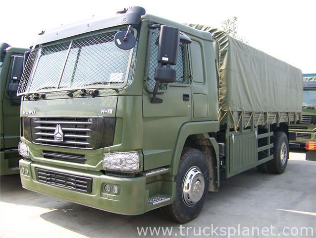 3阅兵式上的中国重汽军车系豪沃系列6x6,8x8系列全轮驱动载具,现在是